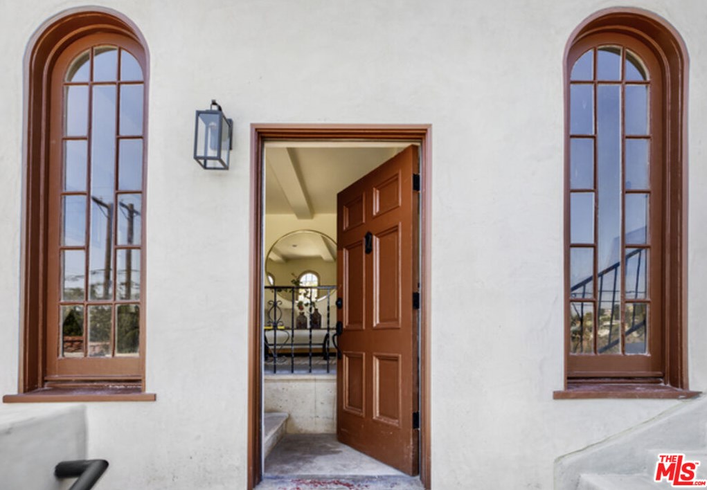 1825 Redesdale Ave, Los Angeles CA  90026-1213 exterior
