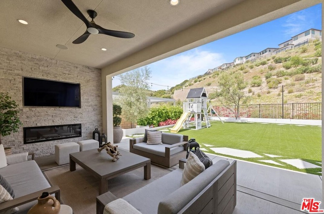 21333 Poema Pl, Chatsworth CA  91311-1285 exterior