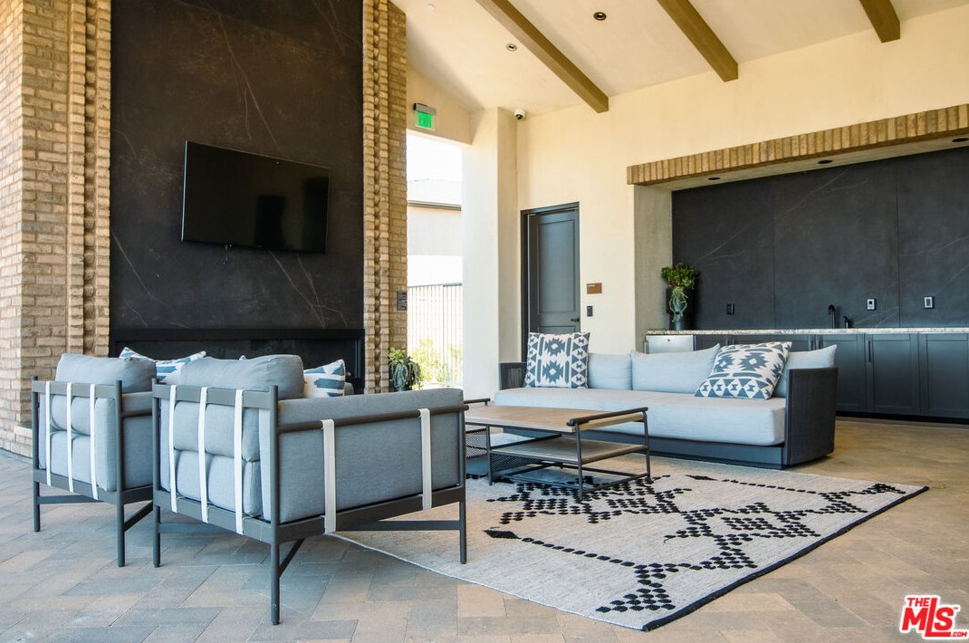 21333 Poema Pl, Chatsworth CA  91311-1285 exterior
