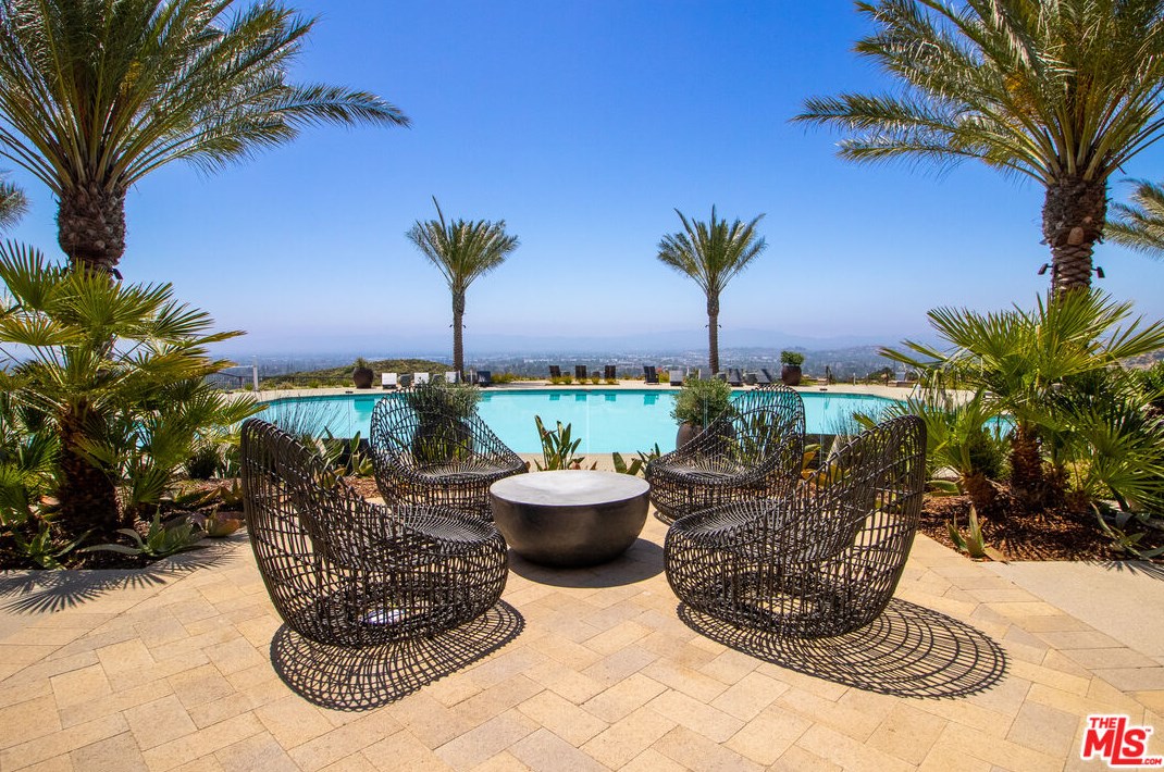 21333 Poema Pl, Chatsworth CA  91311-1285 exterior