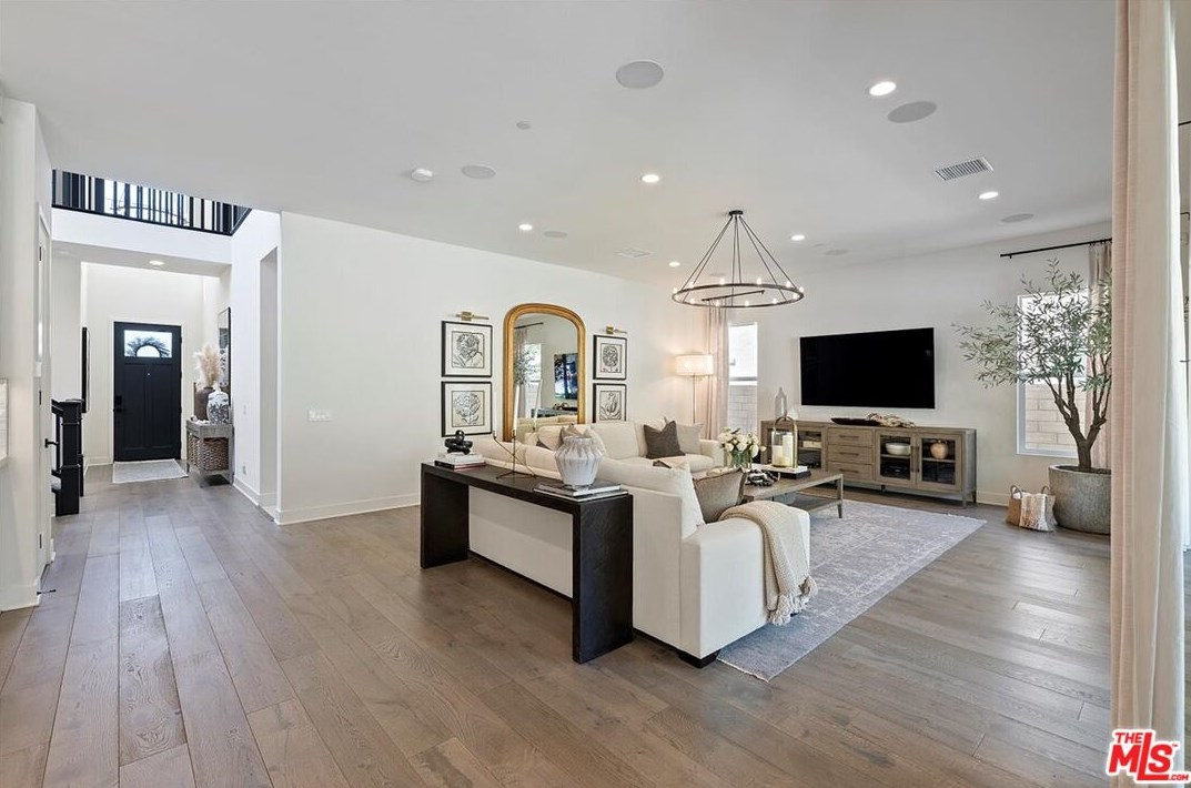 21333 Poema Pl, Chatsworth CA  91311-1285 exterior