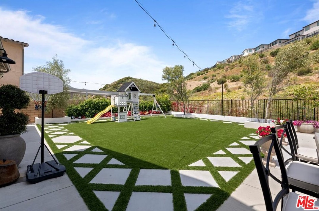 21333 Poema Pl, Chatsworth CA  91311-1285 exterior