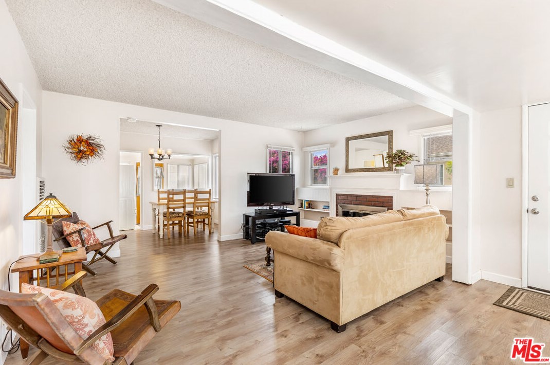 8424 Loyola Blvd, Los Angeles, CA 90045-2645