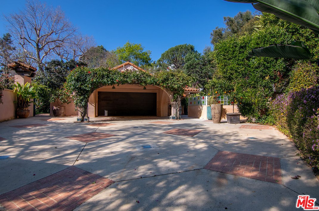 2365 Bowmont Dr, Beverly Hills, CA 90210-1808