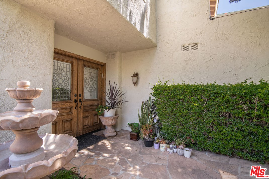 641 Racquet Club Ln, Thousand Oaks, CA 91360-2556