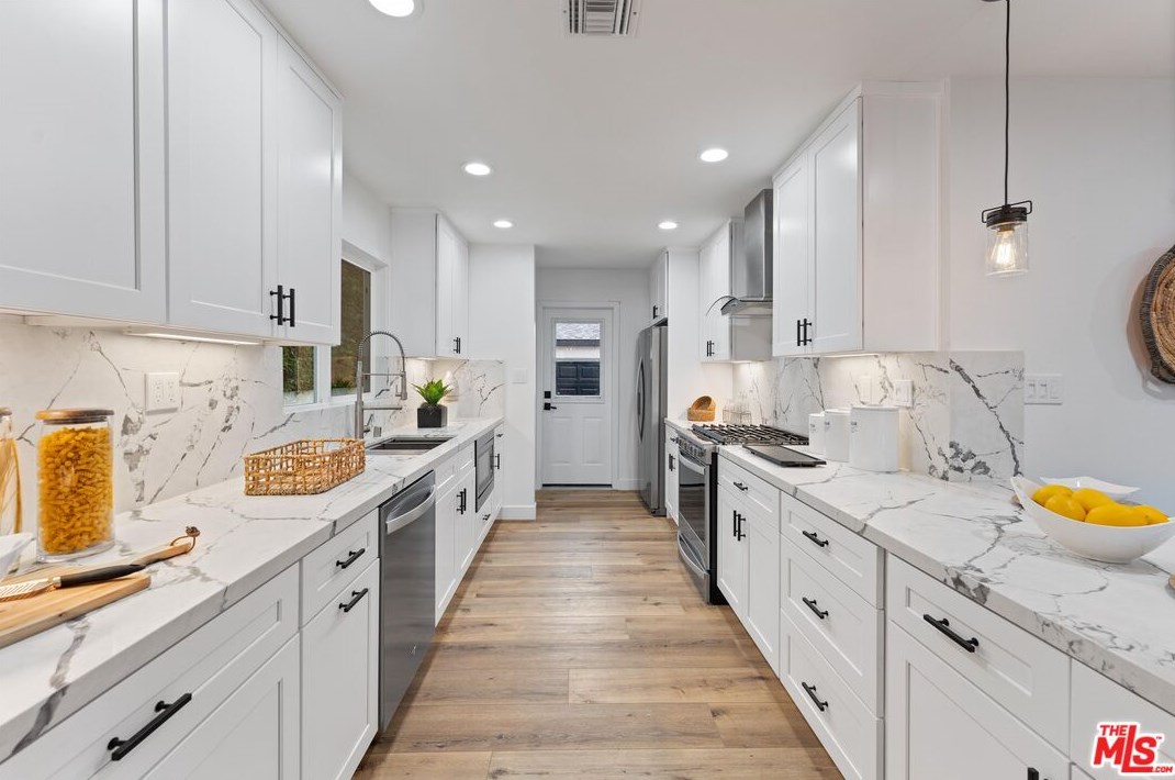 3937 Redwood Ave, Los Angeles CA  90066-4107 exterior