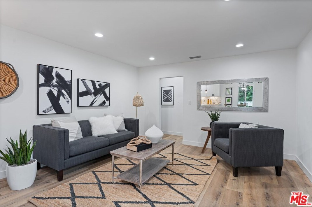 3937 Redwood Ave, Los Angeles CA  90066-4107 exterior