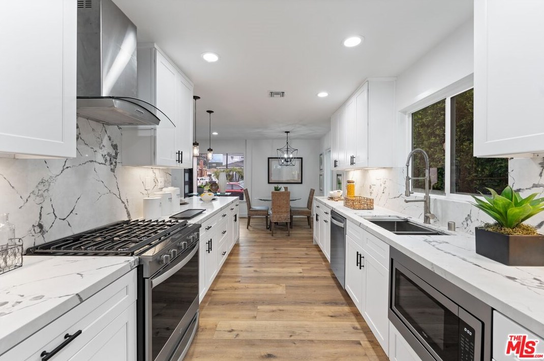 3937 Redwood Ave, Los Angeles CA  90066-4107 exterior