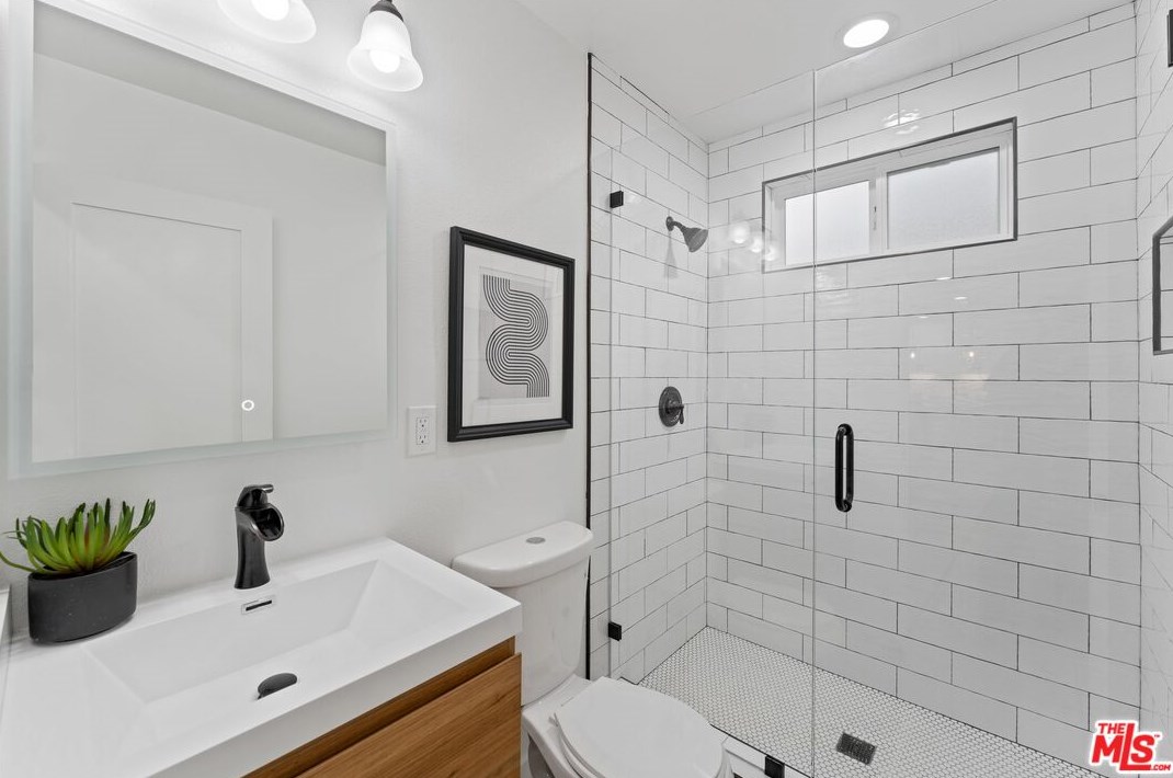 3937 Redwood Ave, Los Angeles CA  90066-4107 exterior