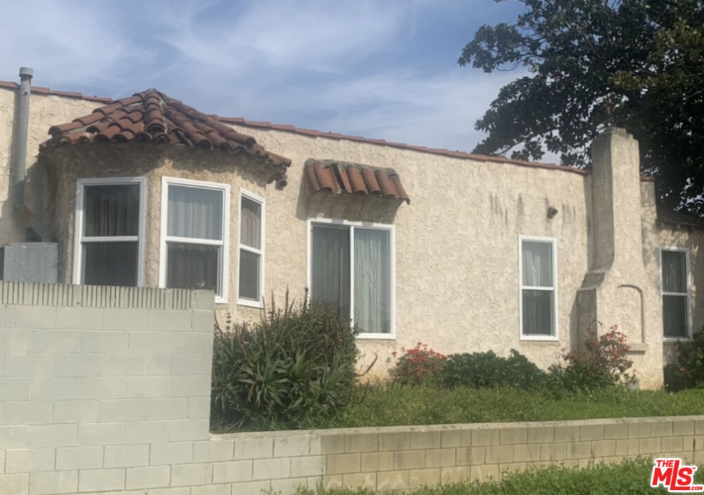 1425 79th St, Los Angeles, CA 90047-2823