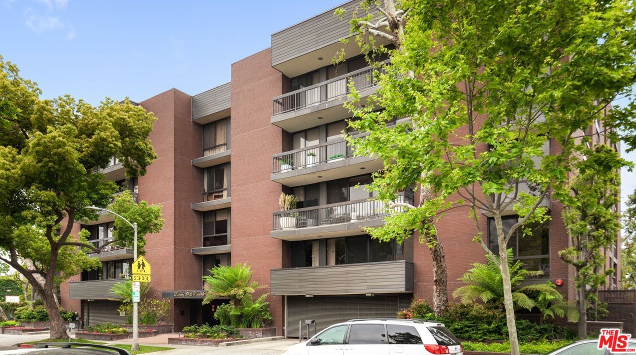 135 Mccarty Dr, Beverly Hills CA  90212-1406 exterior