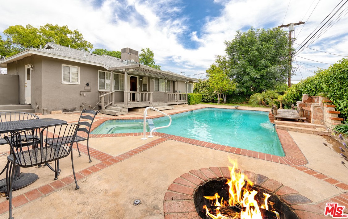16638 Bermuda St, San Fernando CA  91344-5043 exterior