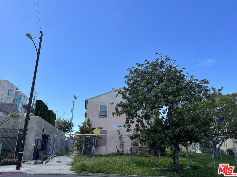 9043 Ramsgate Ave, Los Angeles, CA 90045-4631