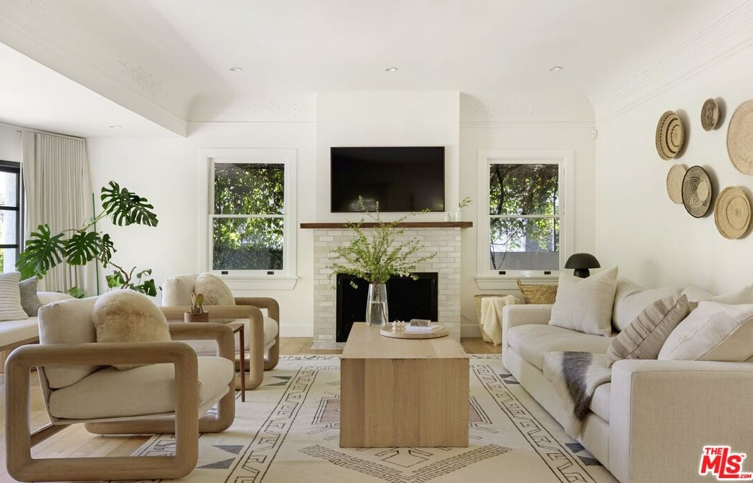 607 Las Palmas Ave, Los Angeles, CA 90004-1019