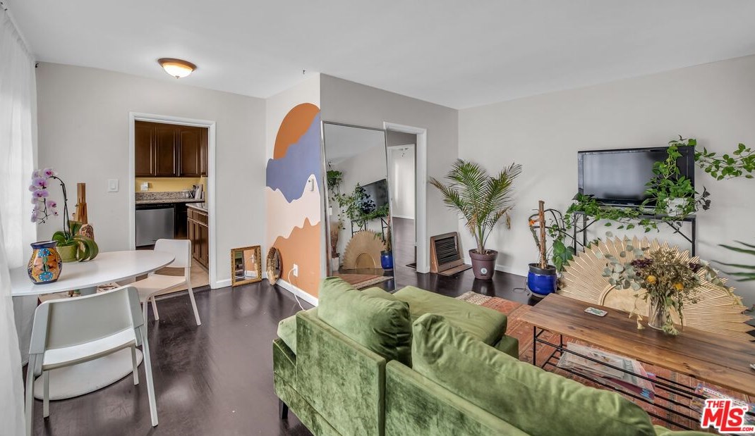 12609 Washington Pl, Los Angeles, CA 90066-4877