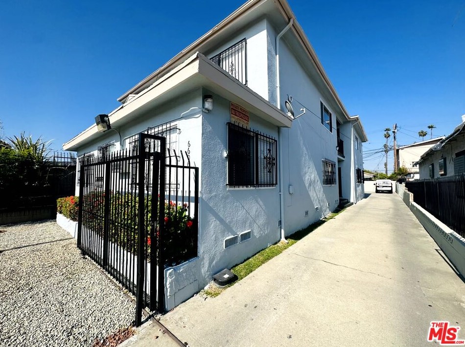 6606 Denver Ave, Los Angeles, CA 90044-6251