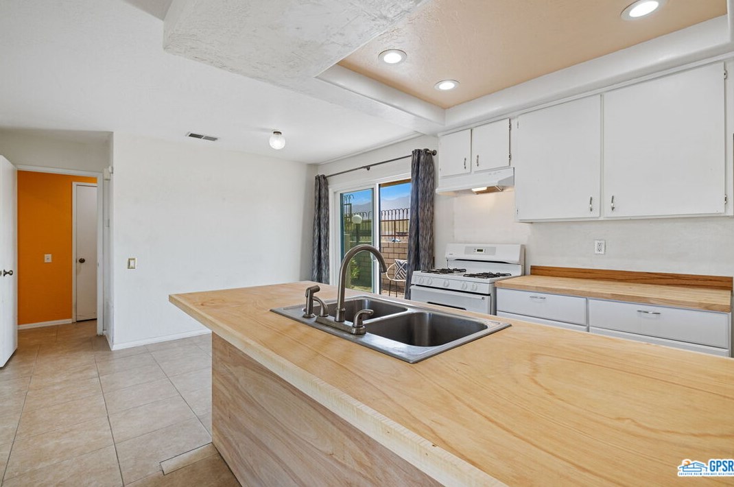 1 Lakeview Cir, Cathedral City CA  92234-6056 exterior