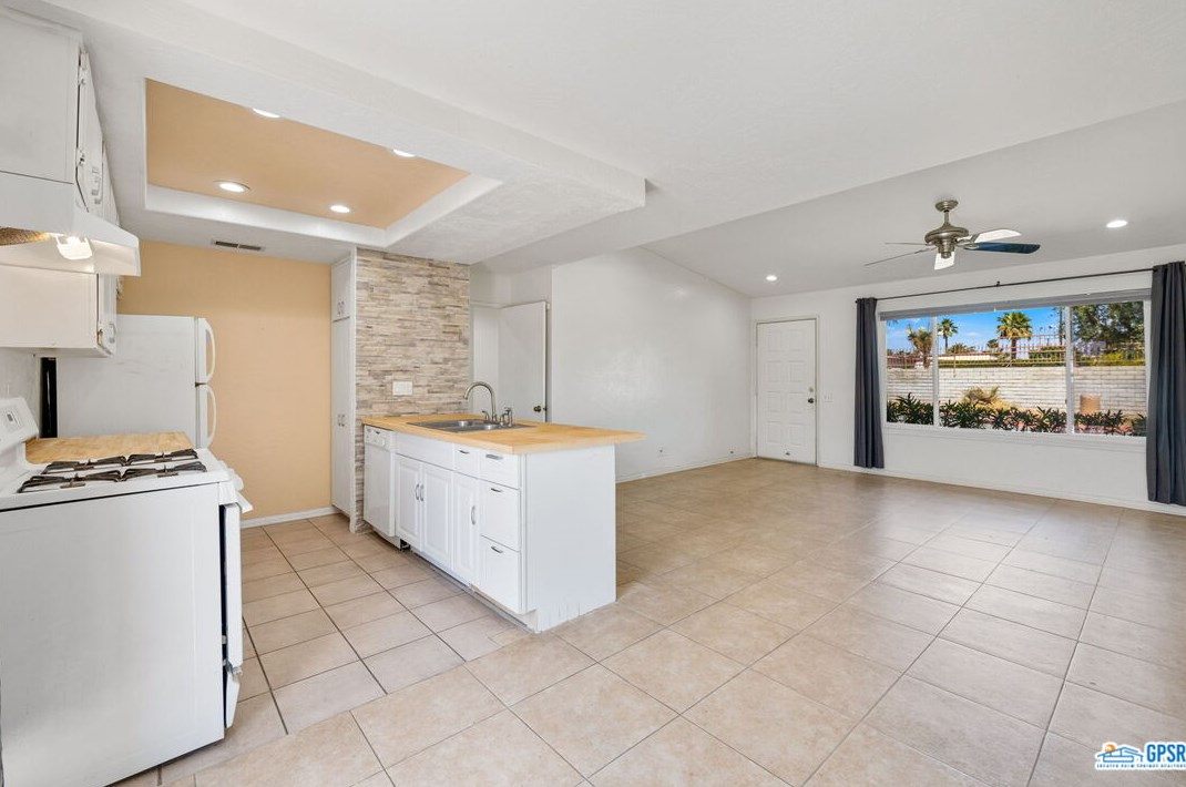 1 Lakeview Cir, Cathedral City CA  92234-6056 exterior