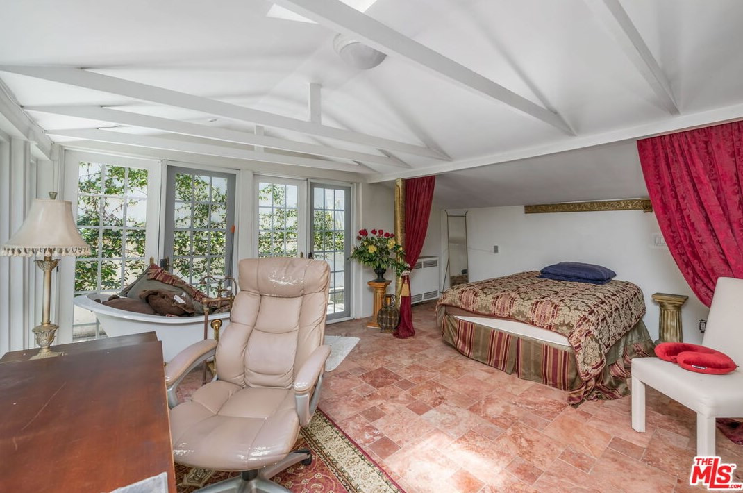 9801 Portola Dr, Beverly Hills CA  90210-1421 exterior