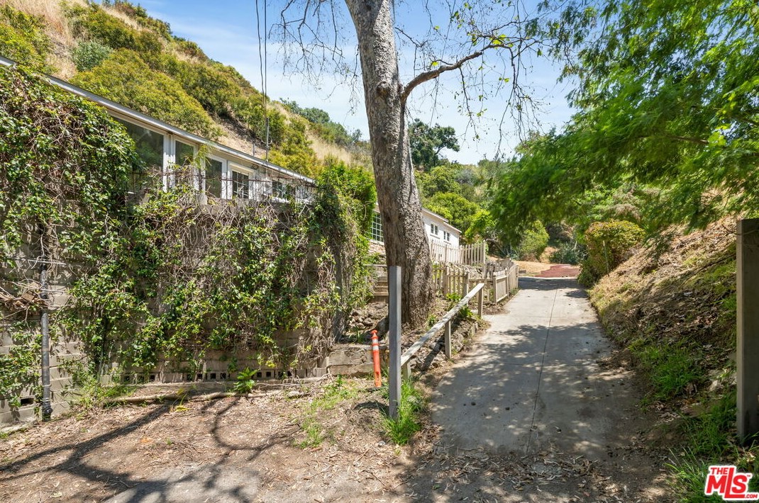 9801 Portola Dr, Beverly Hills, CA 90210-1421