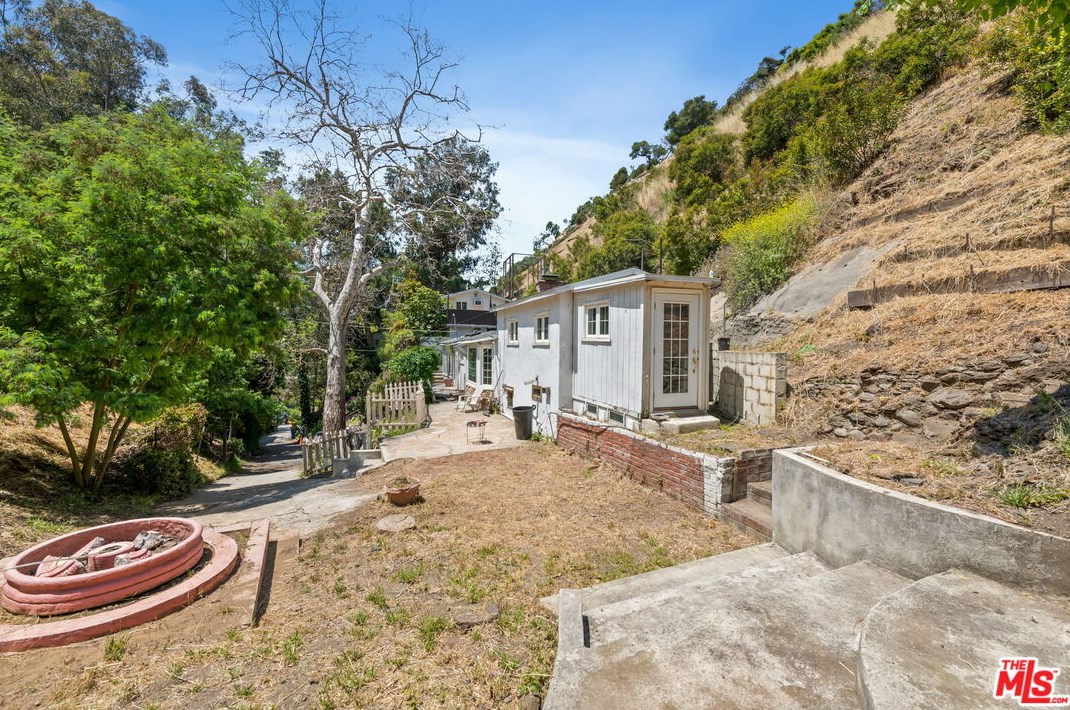 9801 Portola Dr, Beverly Hills CA  90210-1421 exterior