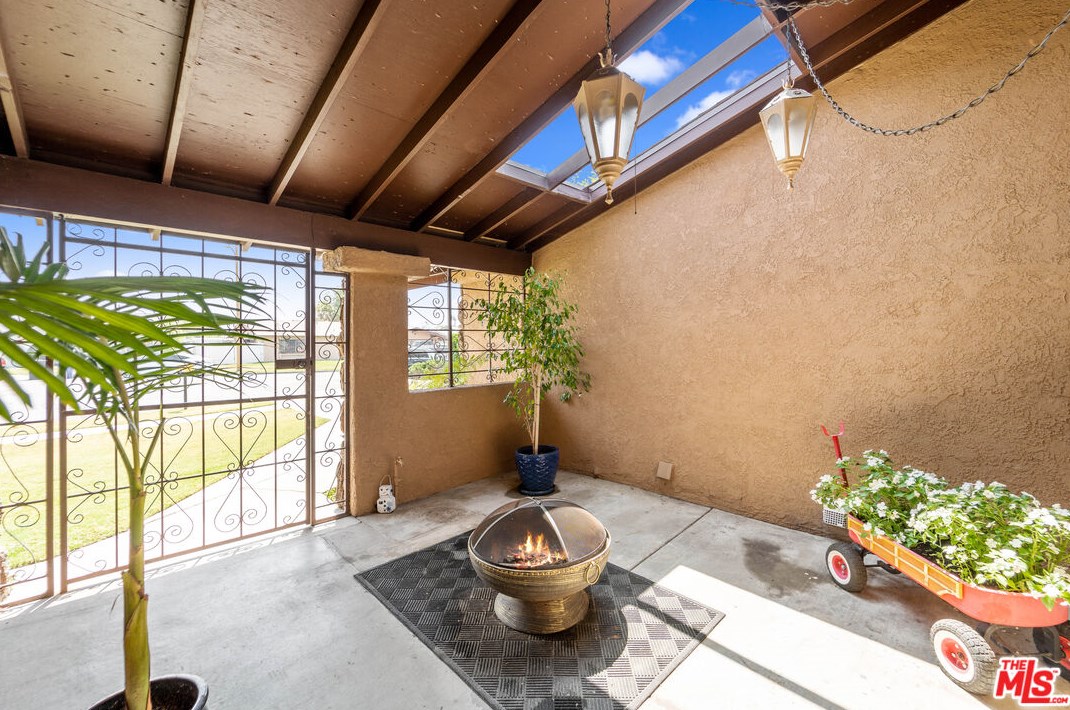 8944 Tangelo Ct, Fontana, CA 92335-5019