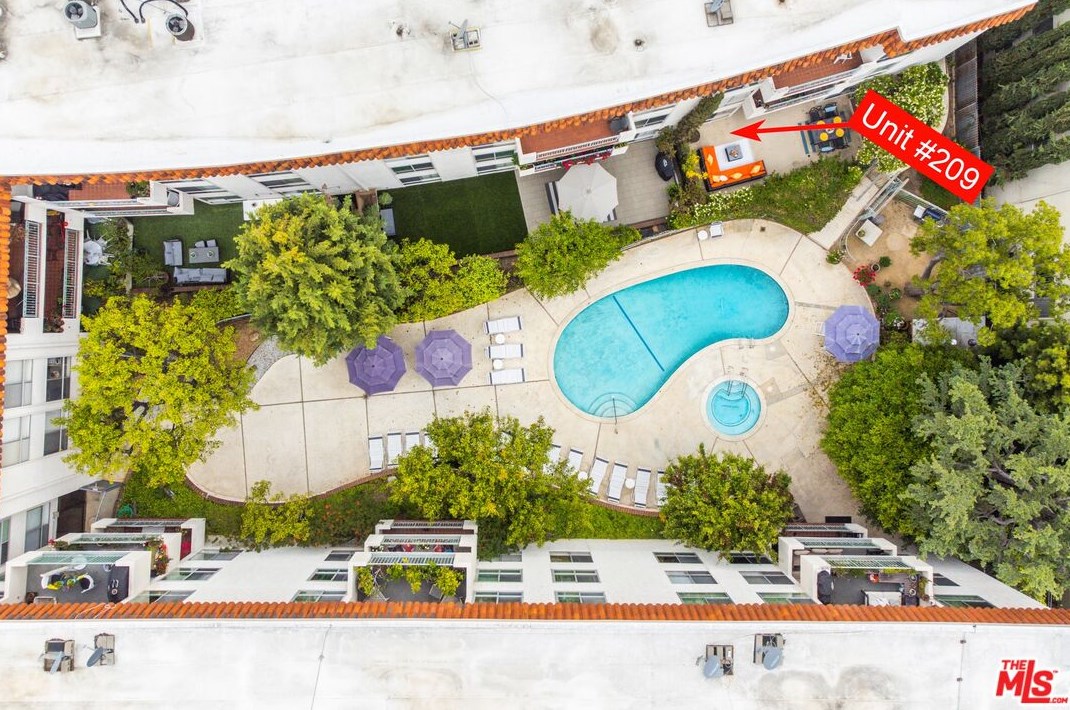 836 Bundy Dr, Los Angeles CA  90049-5259 exterior