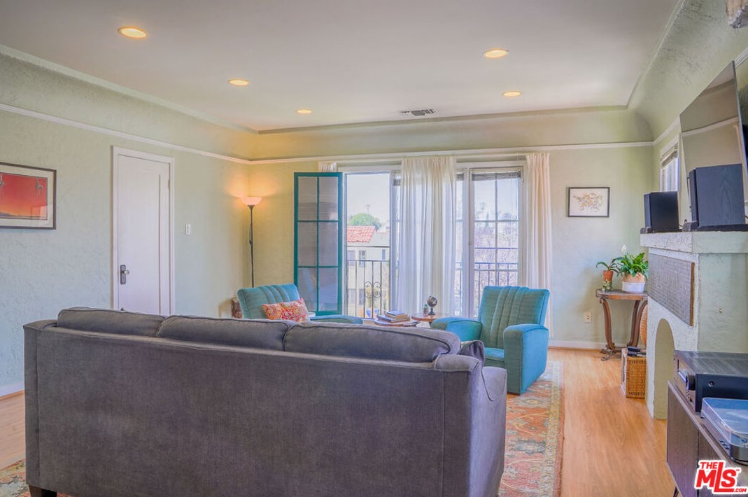 1244 Highland Ave, Los Angeles CA  90019-1733 exterior