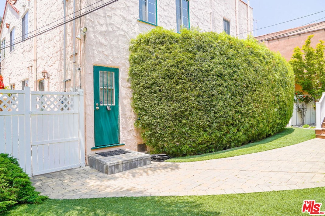 1244 Highland Ave, Los Angeles CA  90019-1733 exterior