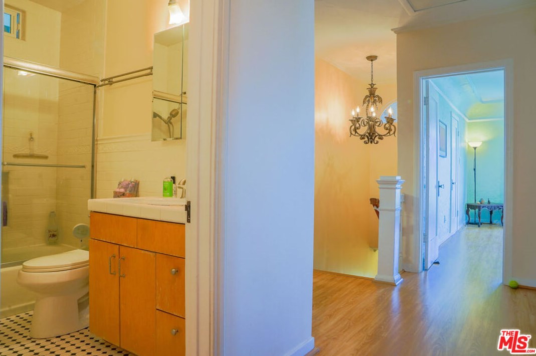 1244 Highland Ave, Los Angeles CA  90019-1733 exterior