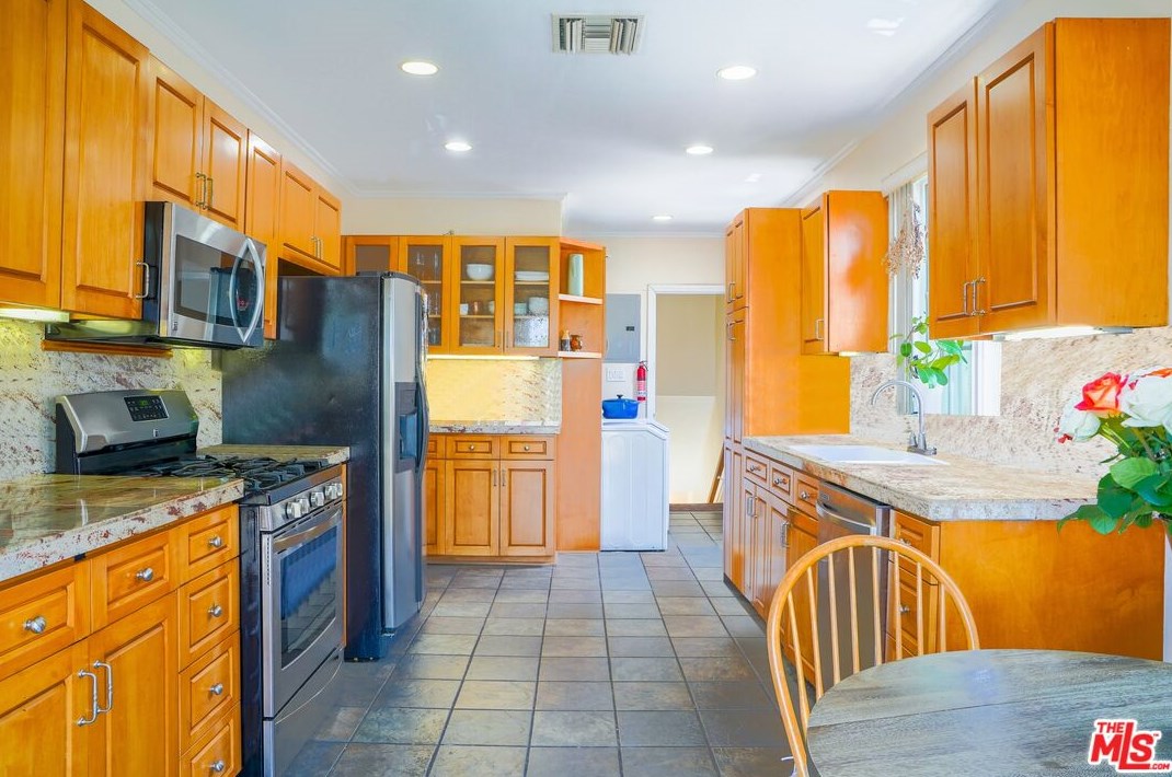 1244 Highland Ave, Los Angeles CA  90019-1733 exterior