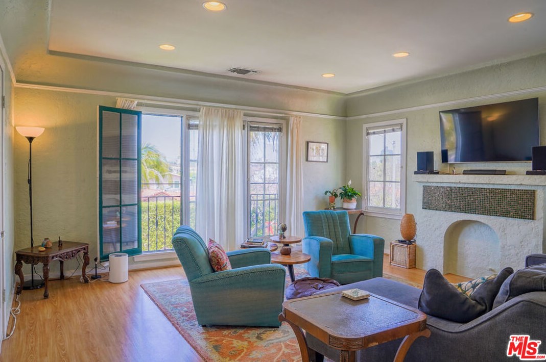1244 Highland Ave, Los Angeles CA  90019-1733 exterior