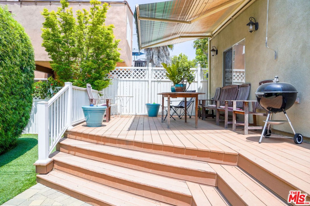 1244 Highland Ave, Los Angeles CA  90019-1733 exterior