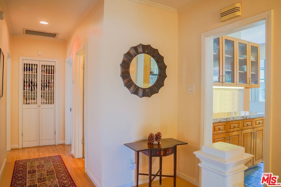 1244 Highland Ave, Los Angeles CA  90019-1733 exterior