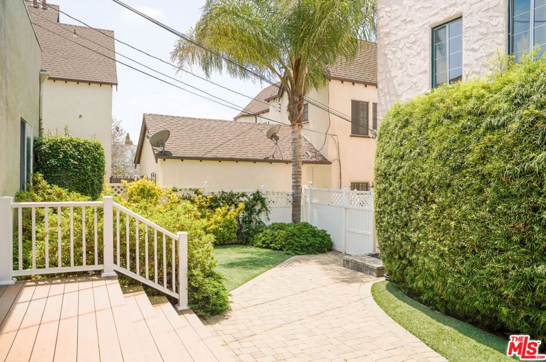 1244 Highland Ave, Los Angeles CA  90019-1733 exterior