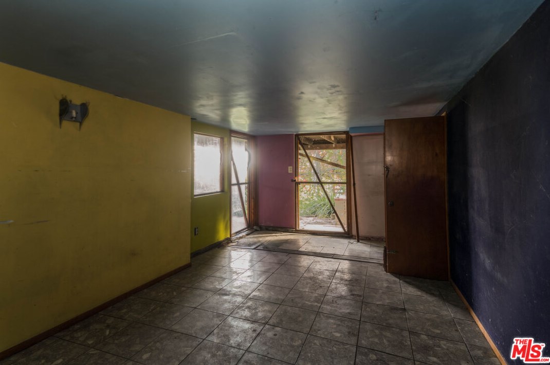 2056 Alvarado St, Los Angeles CA  90039-3906 exterior