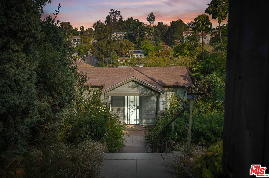 2056 Alvarado St, Los Angeles CA  90039-3906 exterior