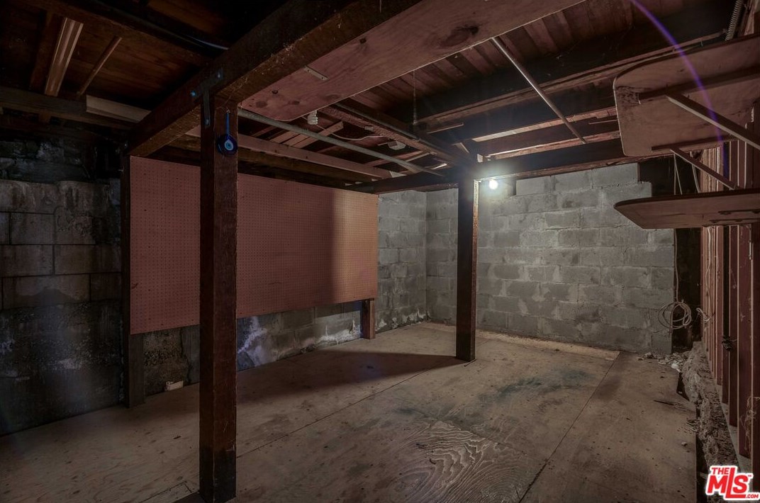 2056 Alvarado St, Los Angeles CA  90039-3906 exterior
