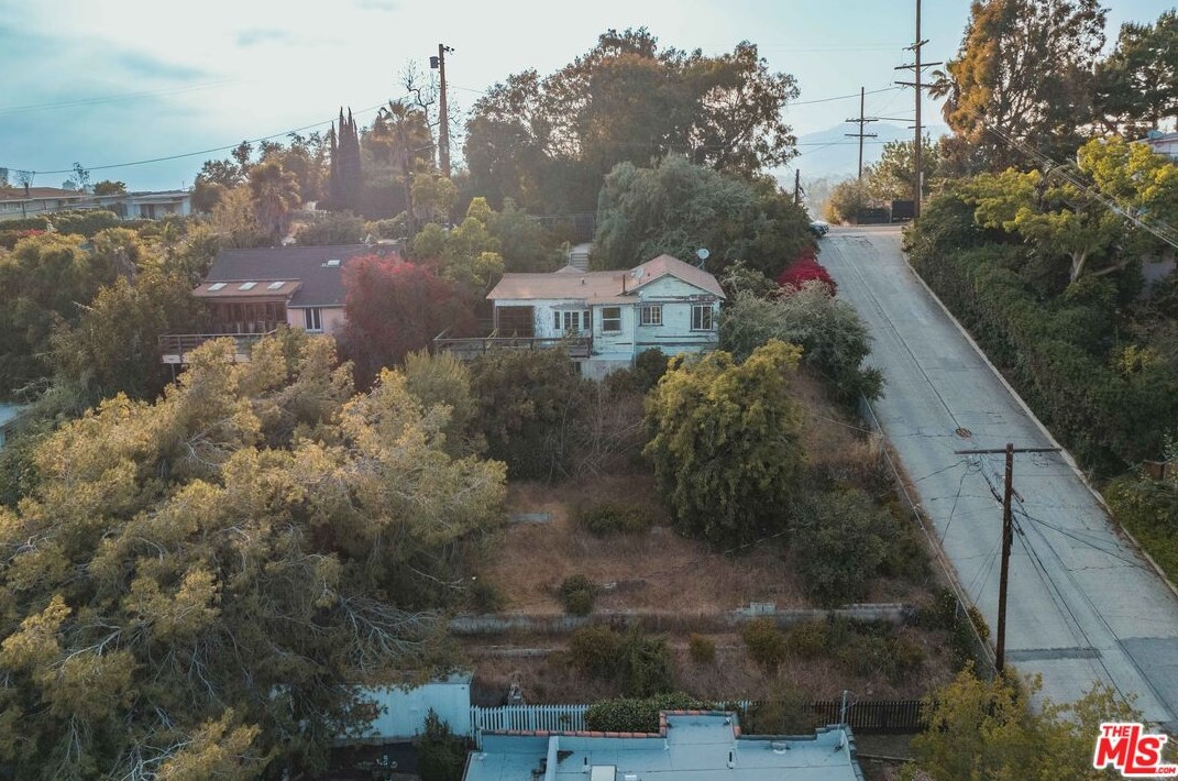 2056 Alvarado St, Los Angeles CA  90039-3906 exterior