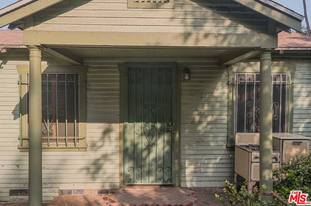 2056 Alvarado St, Los Angeles CA  90039-3906 exterior