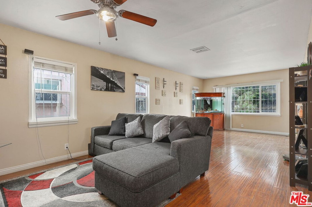 910 71st St, Los Angeles CA 90003-1836 exterior