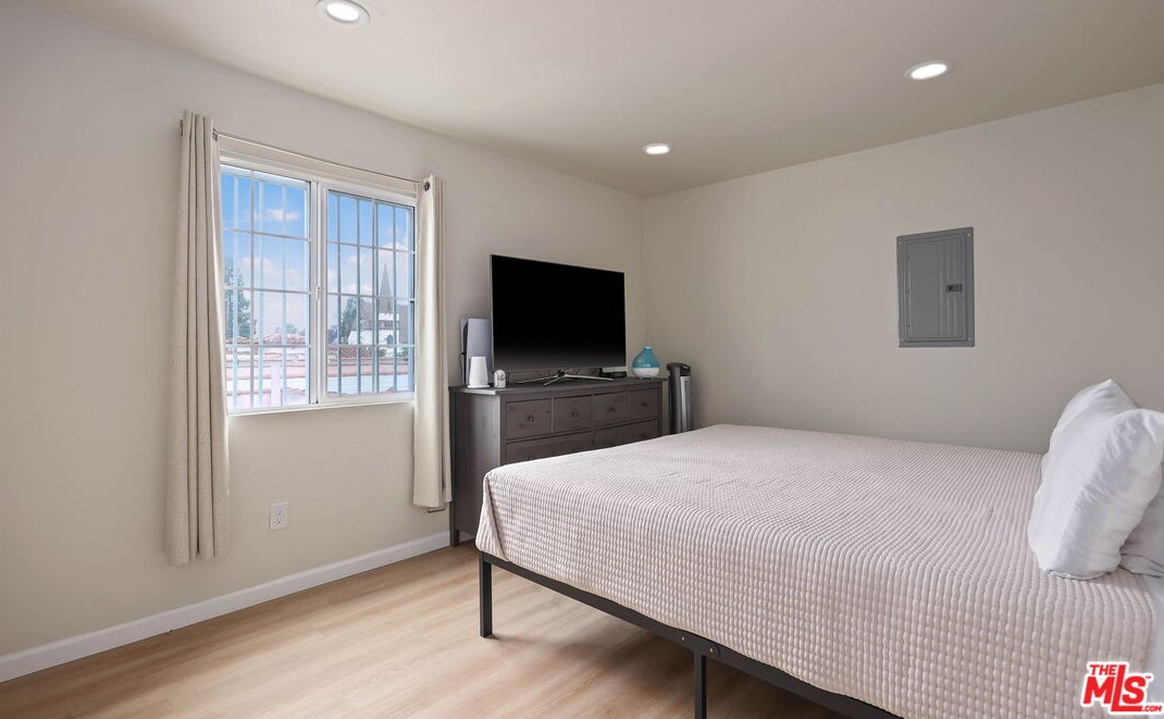 910 71st St, Los Angeles CA 90003-1836 exterior