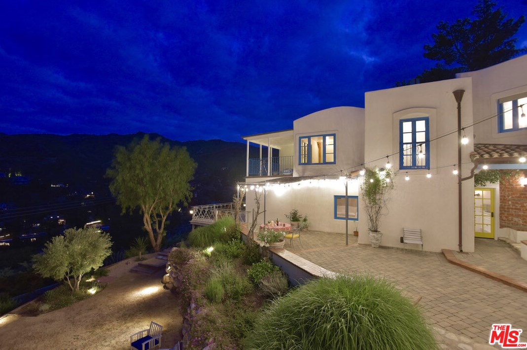 2453 Highpoint Dr, Calabasas, CA 91301