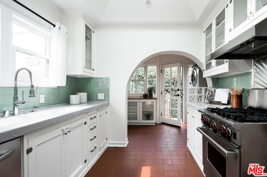 7257 Oakwood Ave, Los Angeles CA  90036-2510 exterior