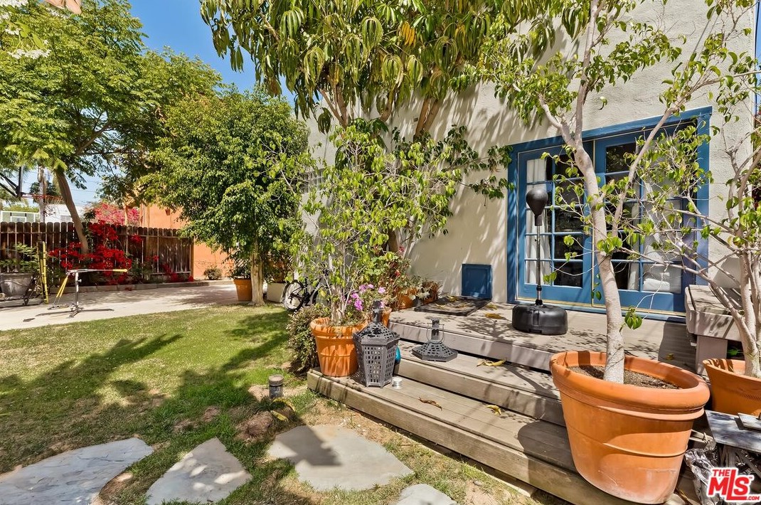 1053 Hayworth Ave, Los Angeles CA  90035-2601 exterior