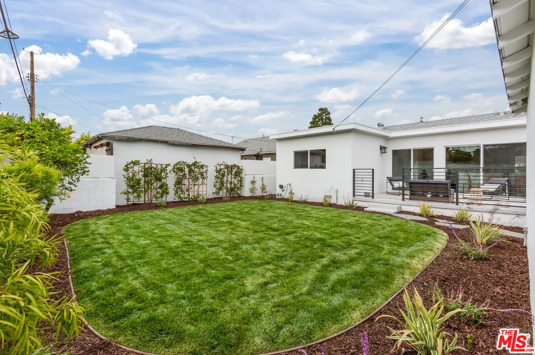 3741 Degnan Blvd, Los Angeles CA  90018-4018 exterior