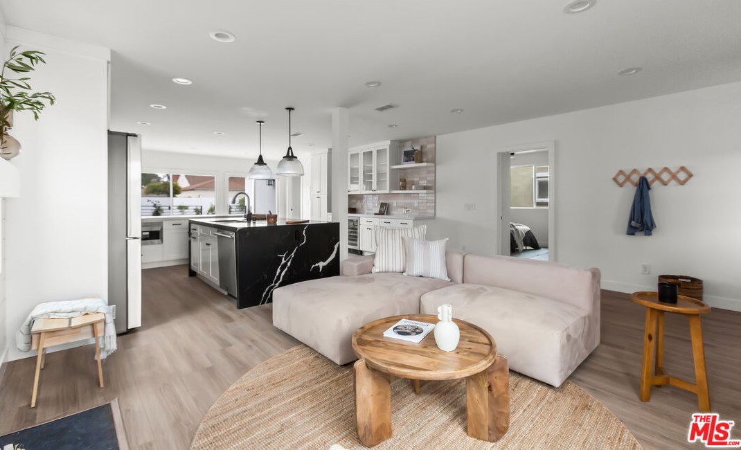 3741 Degnan Blvd, Los Angeles CA  90018-4018 exterior
