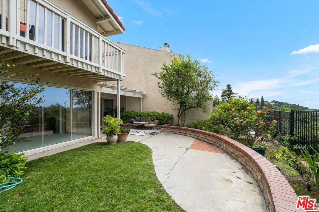 2769 Bottlebrush Dr, Los Angeles CA  90077-2009 exterior