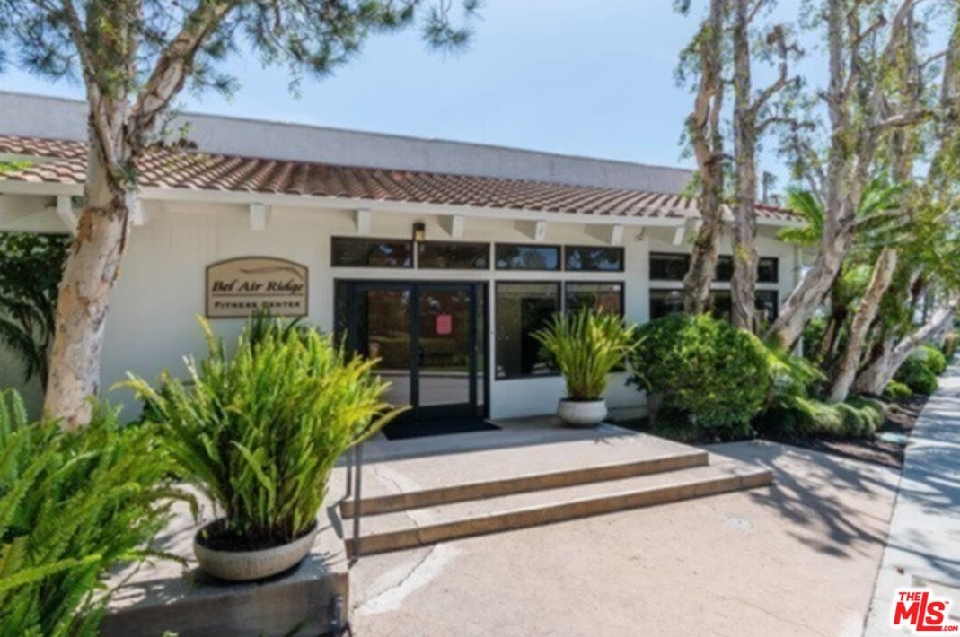 2769 Bottlebrush Dr, Los Angeles CA  90077-2009 exterior