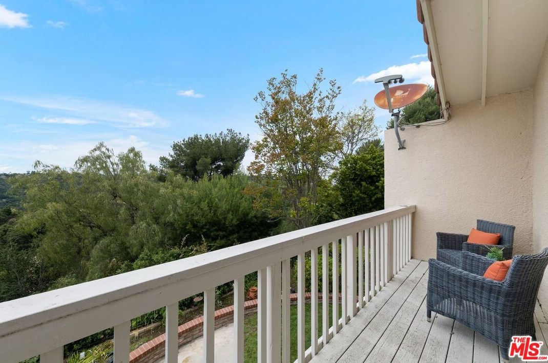 2769 Bottlebrush Dr, Los Angeles CA  90077-2009 exterior